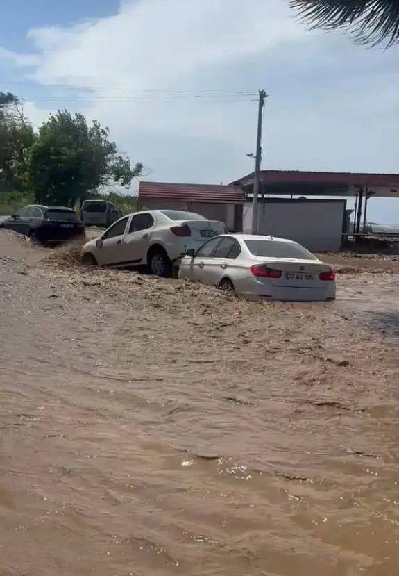 Sarı kod sonrası kabus: Hatay ve Osmaniye'yi sağanak vurdu, evler sular altında kaldı! İşte kare kare yıkım, saniye saniye can pazarı! - Fotoğraf: 3