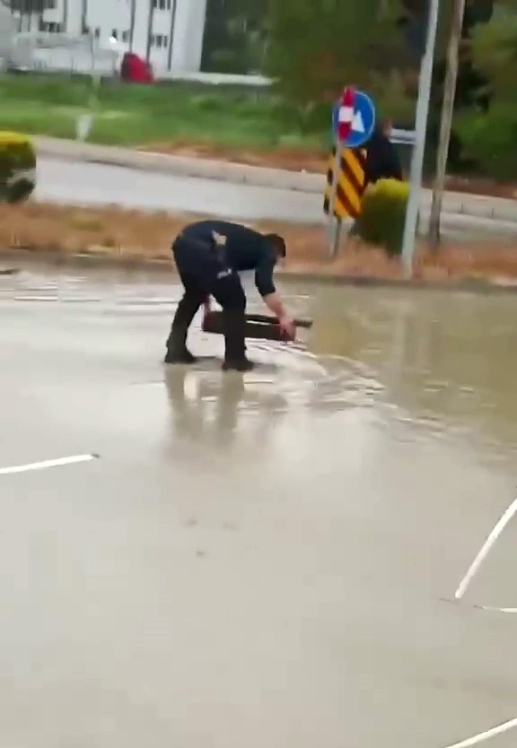 Samsun'da sel baskını! Polis memurunun yoğun çabası gözden kaçmadı