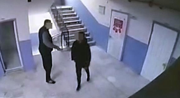 Bu nasıl eğitimci? Yakasından tuttu, aşağıya itti! Otizmli öğrenciyi merdivenlerden düşürdü