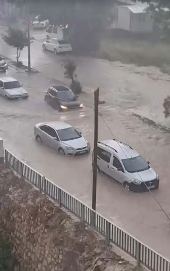 Sarı kod sonrası kabus: Hatay ve Osmaniye'yi sağanak vurdu, evler sular altında kaldı! İşte kare kare yıkım, saniye saniye can pazarı! - Fotoğraf: 14