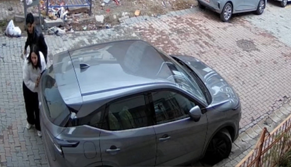 Uzaklaştırma kararına rağmen dehşet saçtı! Sokak ortasında kadını darp edip silah çekti: Genç kadının canını zor kurtardı - Resim : 2