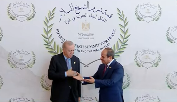 Sisi’den özel jest! Cumhurbaşkanı Erdoğan’ı aracının önünde karşıladı: Mısır’da tarihi Gazze zirvesi başladı