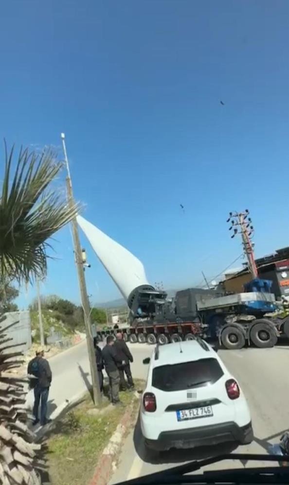 Çanakkale Umurbey’de tır kazası: Rüzgar gülü kanadı fabrika çatısına çöktü