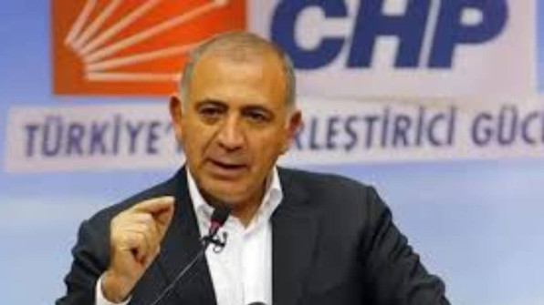 Gürsel Tekin’e CHP il binası önünde su şişesi fırlatıldı! "İsterse kurşun atsınlar, sorun değil" - Resim : 2