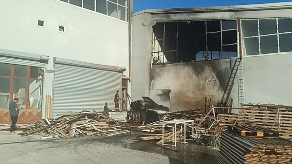Malatya'da mobilya imalathanesinde korkutan yangın