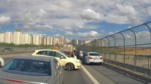 Saniye saniye görüntülendi! Mahsur kediyi kurtarmak isterken otomobil çarptı - Resim : 3