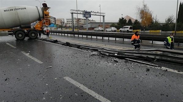 Küçükçekmece'de TIR metrobüs bariyerlerine çarptı! - Resim : 2