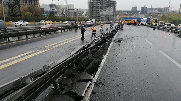 Küçükçekmece'de TIR metrobüs bariyerlerine çarptı!