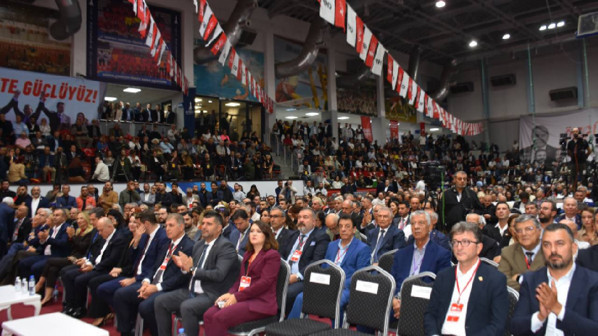 CHP İzmir 39. Olağan İl Kongresi: Tek aday Çağatay Güç kürsüde bayıldı