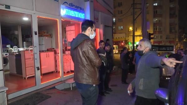 Silah seslerini duyan mahalleli nereye kaçacağını şaşırdı: Yoldan geçen bir kişi göğsünden vuruldu - Resim : 3