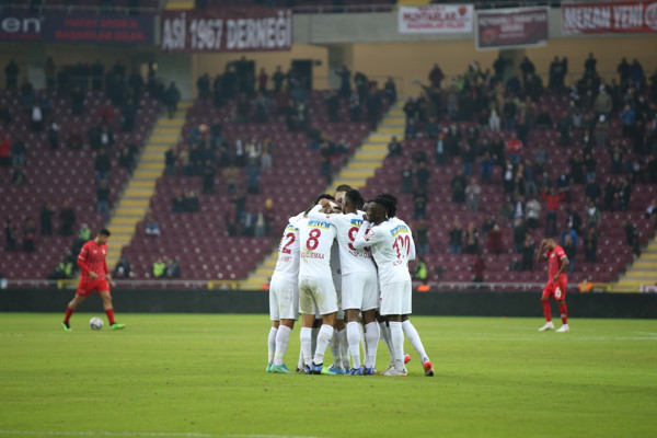 Hatayspor 3 puanı 3 golle aldı... Antalyaspor'un galibiyet serisi Hatay'da son buldu