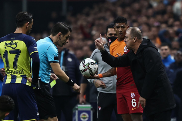 Burak Elmas'tan derbinin hakemi Halil Umut Meler'e öfke dolu sözler... "Art niyetli gelmiş, bizi yavaşlattı" - Resim : 2