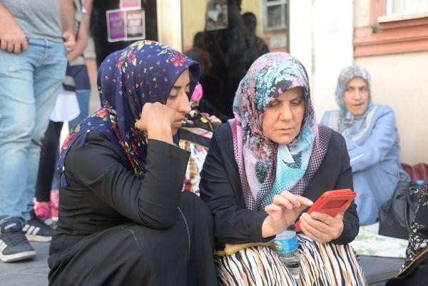 PKK'nın kaçırdığı polis ve askerlerin anneleri de nöbette! - Resim : 2