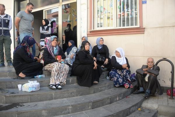 PKK'nın kaçırdığı polis ve askerlerin anneleri de nöbette!