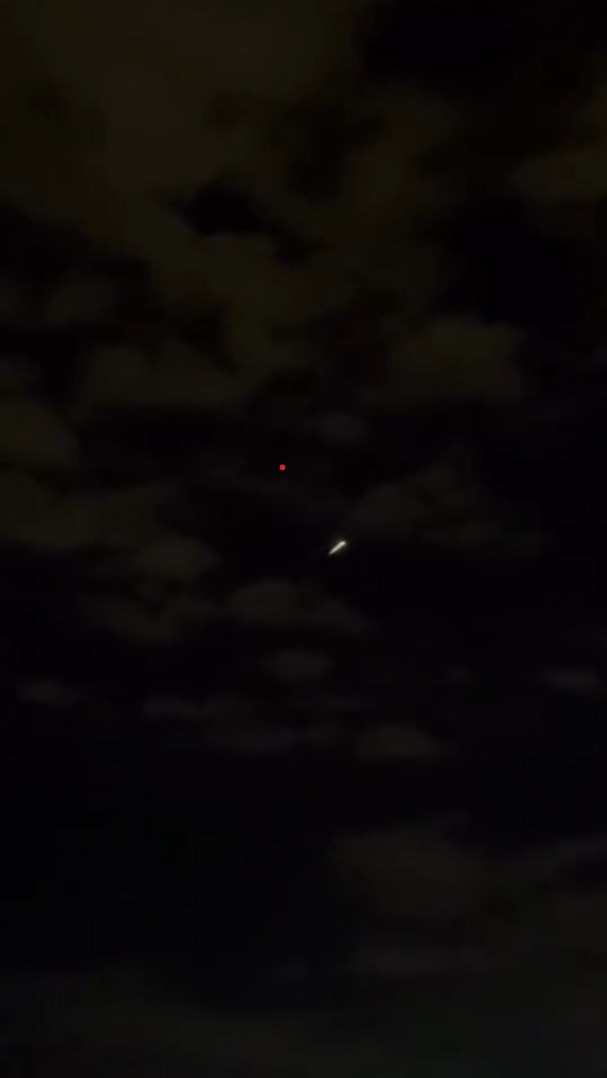 İstanbul'a göktaşı mı düştü? Gökyüzünde gizemli ışık: Gören telefonuna sarıldı! - Resim : 2