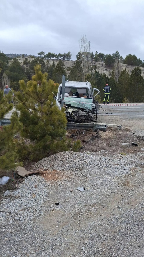 Denizli'de feci kaza! Hafif ticari araç ile otomobil kafa kafaya çarpıştı! Ölü ve yaralılar var...
