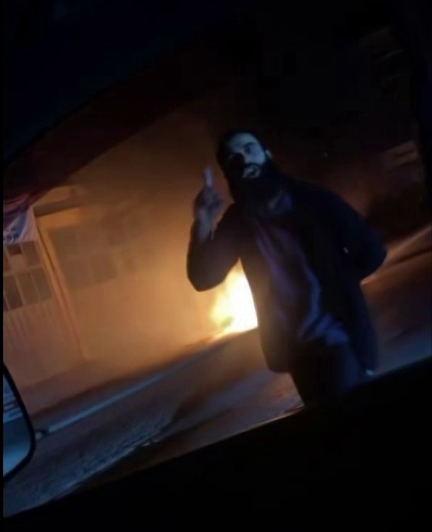 Daha taksitini bitirmediği aracını cayır cayır yaktı! Sakarya'da şoke eden protesto: Zulme tepki!
