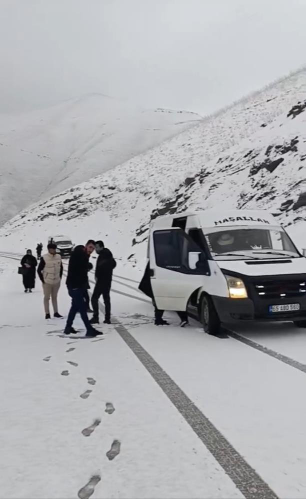Hakkari Yüksekova’da kar yağışı iki yolcu minibüsünü yolda bıraktı, yolcular kendi imkanlarıyla kurtuldu