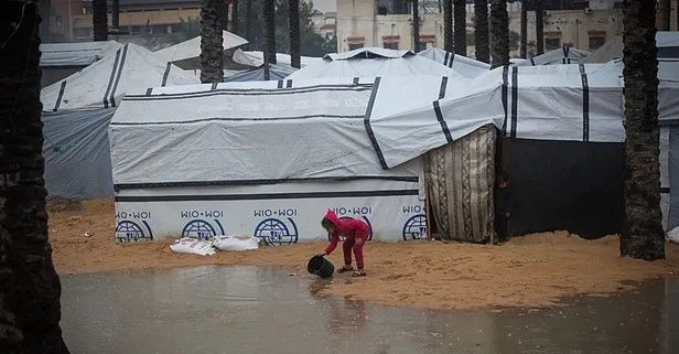 Dünyanın utancı: Gazze'de bebek soğuktan öldü! Çadırları su bastı, 6 aylık bebek donarak can verdi... - Fotoğraf: 4