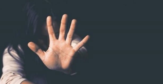 İstanbul metrosunda iğrenç olay! Genç avukatın gizlice fotoğraflarını çekti...