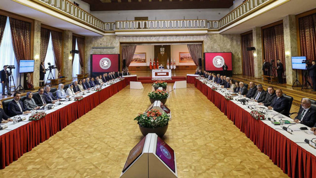 TBMM süreç komisyonu toplantısı ertelendi: İmralı ziyareti sonrası kritik gelişme