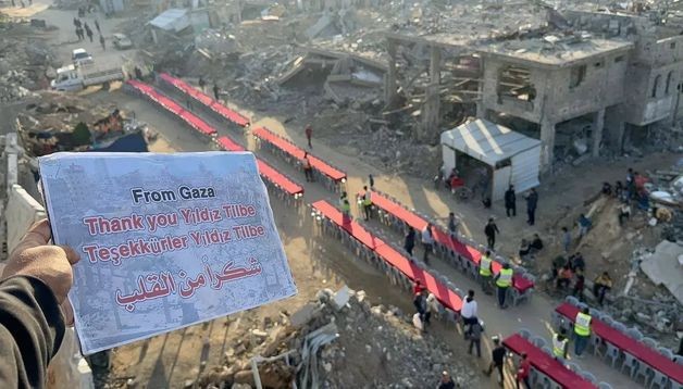 Yıldız Tilbe'den Gazze'ye iftar sofrası;  3 farklı noktada 4 bin kişiye iftar yemeği verdi