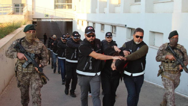 Yurt dışına kaçış hazırlığındaki ‘Bayğaralar'  çetesi' üyeleri polis tuzağıyla yakalandı: 7 şüpheli tutuklandı