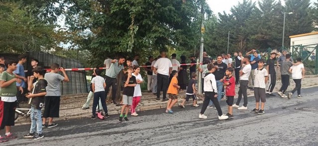 Sancaktepe'de kontrolden çıkan otomobil okul bahçesine uçtu: 2 yaralı