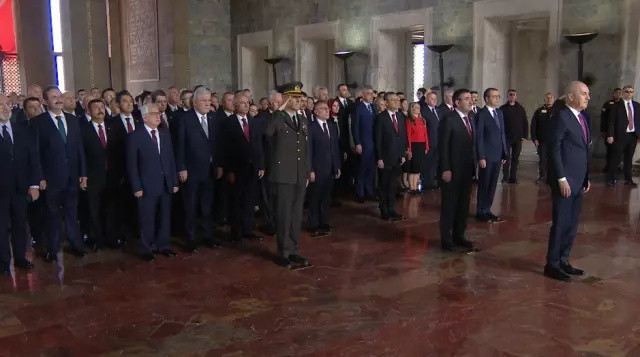 Anıtkabir’de 23 Nisan coşkusu: Devlet erkanı Ata’nın huzurunda!
