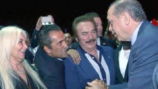 Elini öptü diye linç ettiler! Yavuz Bingöl Cumhurbaşkanı Erdoğan'ın elini öptü, hedef tahtasına oturtuldu...