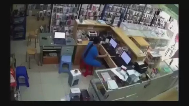 Rusya'daki depremin dehşet anı kamerada! 8,8’lik sarsıntı dükkanı saniyeler içinde yıktı...