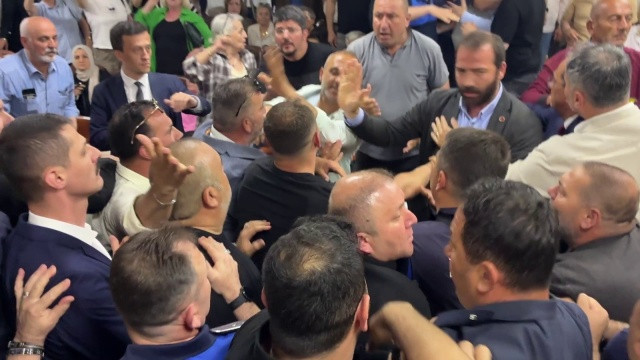 Tutuklama sonrası olağanüstü seçim: CHP’li Akçakoca Belediye'si AK Parti’ye geçti, salon savaş alanına döndü!