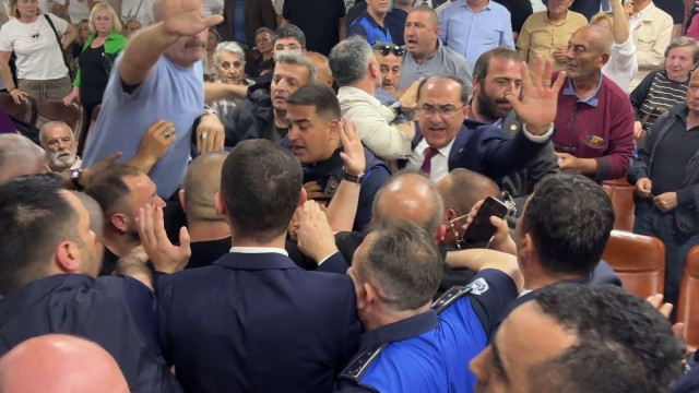 Tutuklama sonrası olağanüstü seçim: CHP’li Akçakoca Belediye'si AK Parti’ye geçti, salon savaş alanına döndü! - Resim : 2