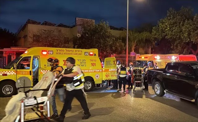 İran İsrail'i balistik füzelerle vurdu: Hayfa kenti yanıyor! - Resim : 4