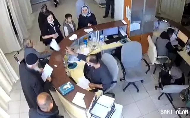 Erzurum’da skandal! Doktor, engelli hastaya “yobaz” diyerek hakaret etti, oğluna kalem fırlattı - Resim : 2