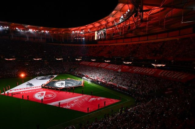 Alman taraftarların yaptığı pes dedirtti! Tüpraş Stadyumu'ndaki saygısızlığa Beşiktaşlılardan tepki yağıyor - Fotoğraf: 6