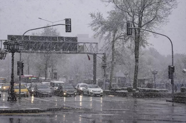 Artık Mart değil Nisan kapıdan baktırıyor! Ankara güne karla uyandı - Resim : 2