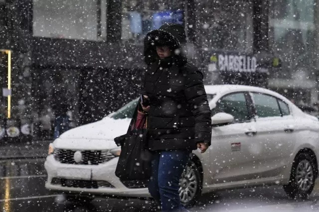 Artık Mart değil Nisan kapıdan baktırıyor! Ankara güne karla uyandı
