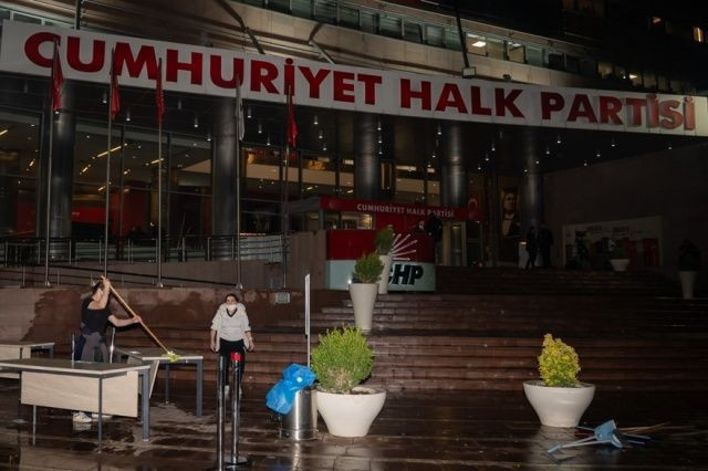 CHP'de tarihi utanç gecesi... Kemal Kılıçdaroğlu'ndan CHP Genel Merkezi'ndeki olaylara ilk tepki: Sonuna kadar uzlaşma aradık ama karşılıksız bırakıldı! - Fotoğraf: 3