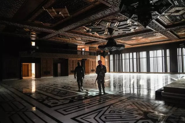 Devrik lider Esad, Rusya'ya kaçana kadar bu evde yaşadı! Yerdeki fotoğraflar dikkat çekti... - Resim : 6