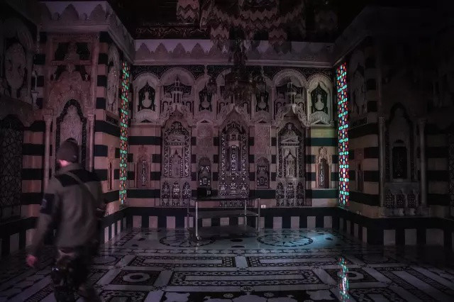 Devrik lider Esad, Rusya'ya kaçana kadar bu evde yaşadı! Yerdeki fotoğraflar dikkat çekti... - Resim : 5