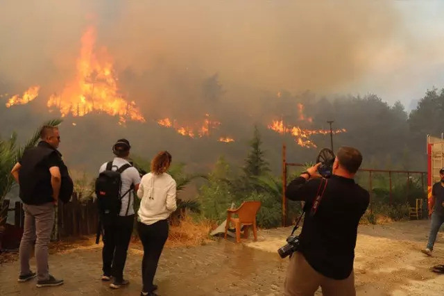 Hatay'daki orman yangını yerleşim yerlerine kadar yaklaştı