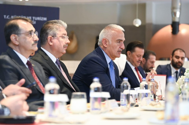 Bakan Ersoy'dan vatandaşa müjde! "Ücretsiz halk plajı sayımızı 23'e çıkarıyoruz"