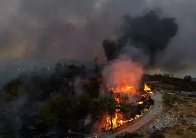 İzmir'de iki yangın birden: Alevler yerleşim bölgesine ilerliyor! - Resim : 3