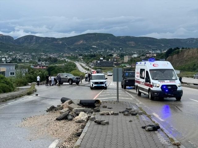 Hatay'da sel felaketi: Asi Nehri taştı, heyelan ve çökmelerde can kaybı 2'ye yükseldi! "Uyarıların çok üzerinde bir yağış aldık" - Fotoğraf: 6