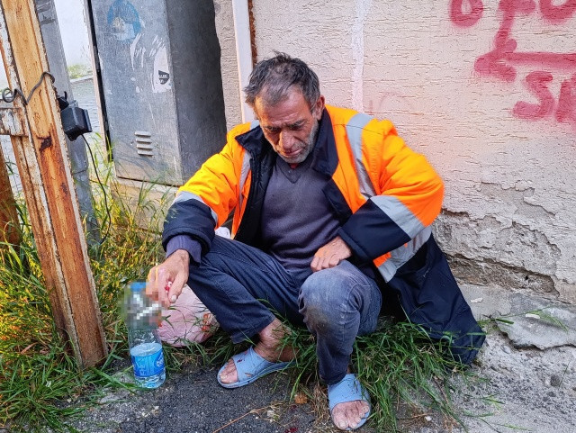 Adana'da insanlık ayıbı: 52 yaşındaki Aziz amca, yolda yürürken tartıştığı çocuklar tarafından darbedildi - Resim : 2
