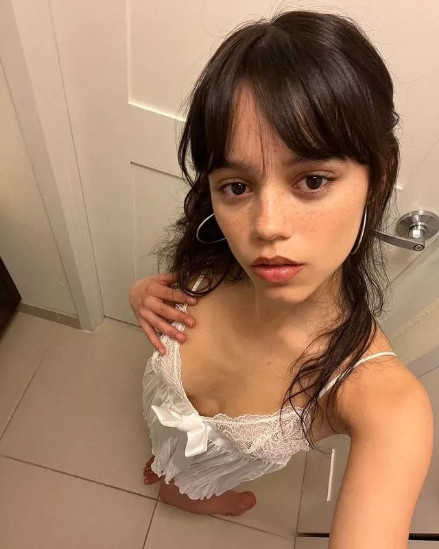 Gecelikli pozu Instagram’ı salladı! Jenna Ortega, beğeniye doymadı