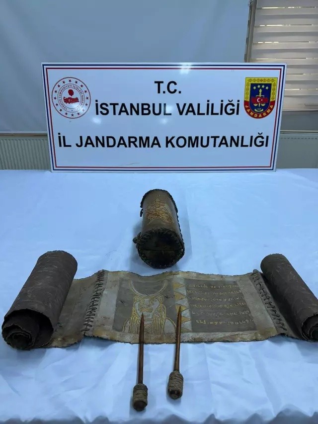 İstanbul'da tarihi eser kaçakçılarına dev operasyon: Bin 200 yıllık altın yazmalı Tevrat ele geçirildi! 1,5 milyon dolara satacaklardı... - Resim : 5