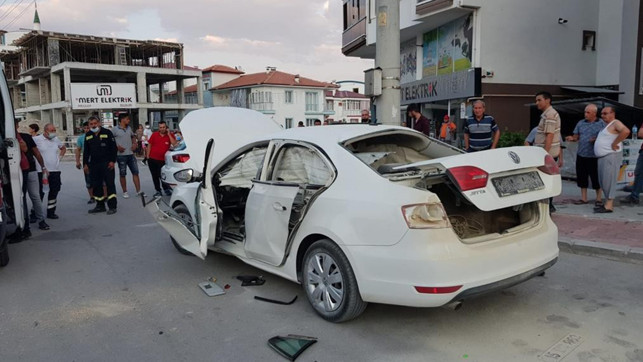 Otomobilin bagajındaki piknik tüpü bomba gibi patladı