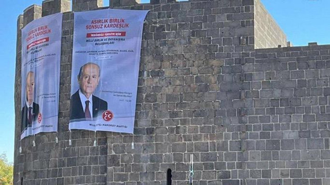 Diyarbakır’da MHP hazırlığı! Dağkapı burcu, Bahçeli posteriyle donatıldı